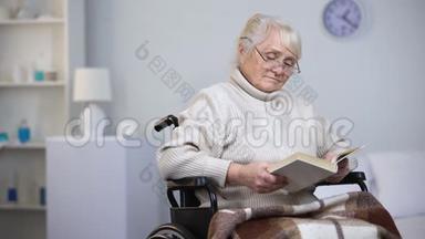 忧郁的残疾妇女戴着眼镜看书，晚年孤独